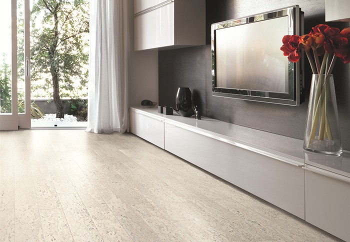 装修客厅用哪种地板？软木地板可以吗？ 装修客厅的流行地板——软木地板