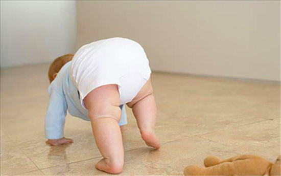 宝宝在家里“摸爬滚打” 如果铺的是软木地板就好了 